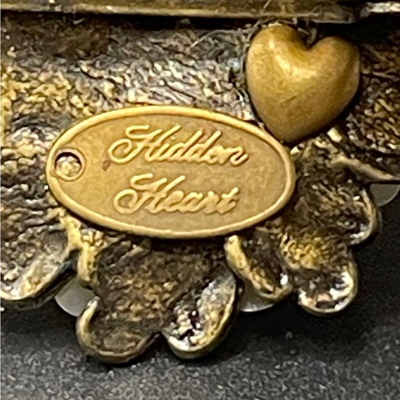 Vintage “Hidden Heart” Gold Filigree Pearl & Crystal Brooch - Exquisite! ✨ - Picture 2 of 9